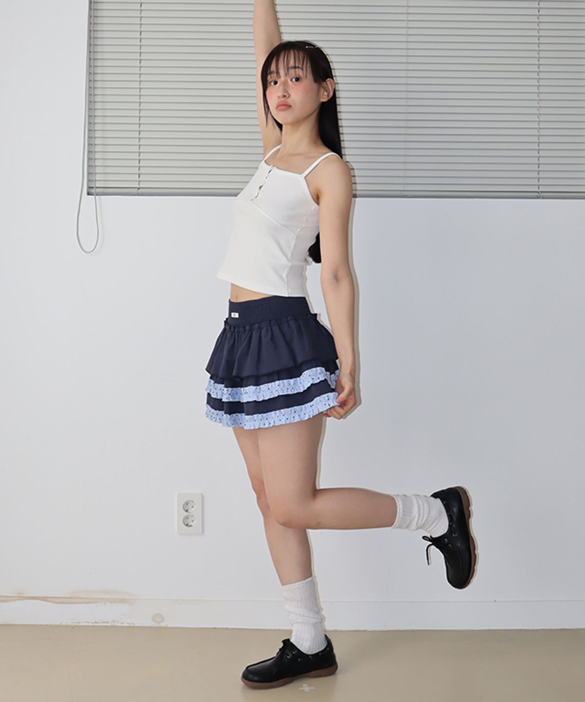 론론(RONRON) HEART BUTTON GOLGI SLEEVELESS WHITE