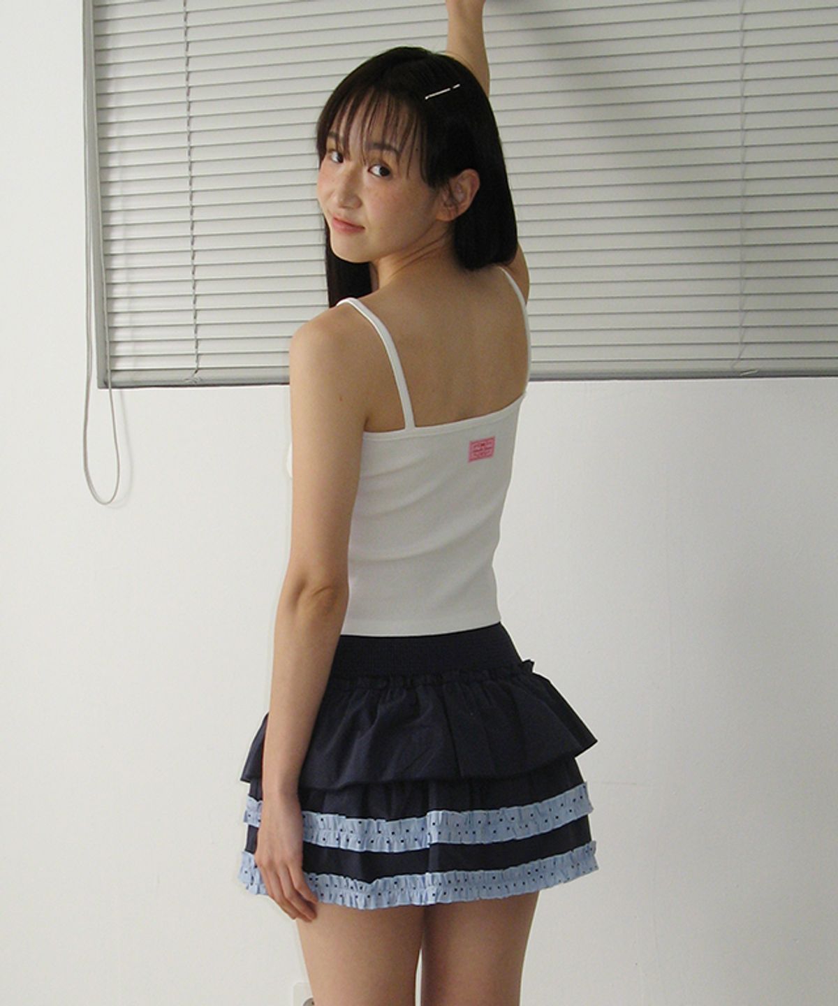 론론(RONRON) HEART BUTTON GOLGI SLEEVELESS WHITE