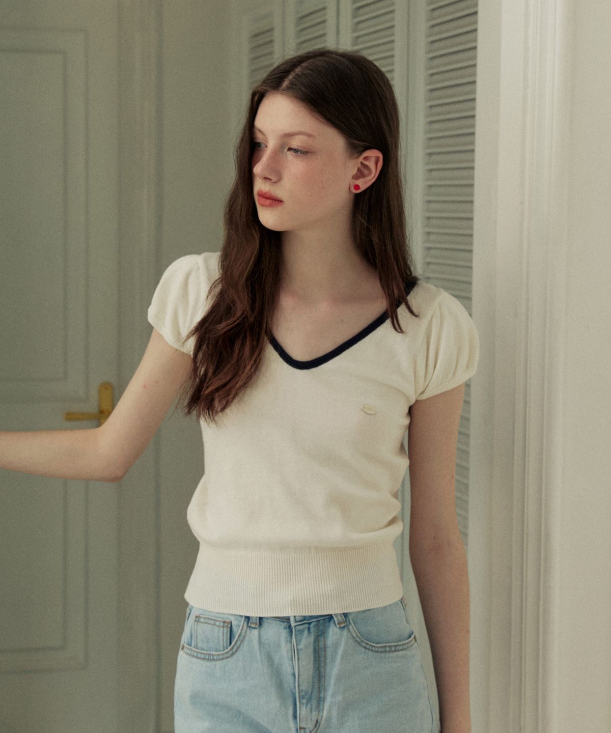 어다울(ADAUL) Back ribbon coloring v neck puff knit - white