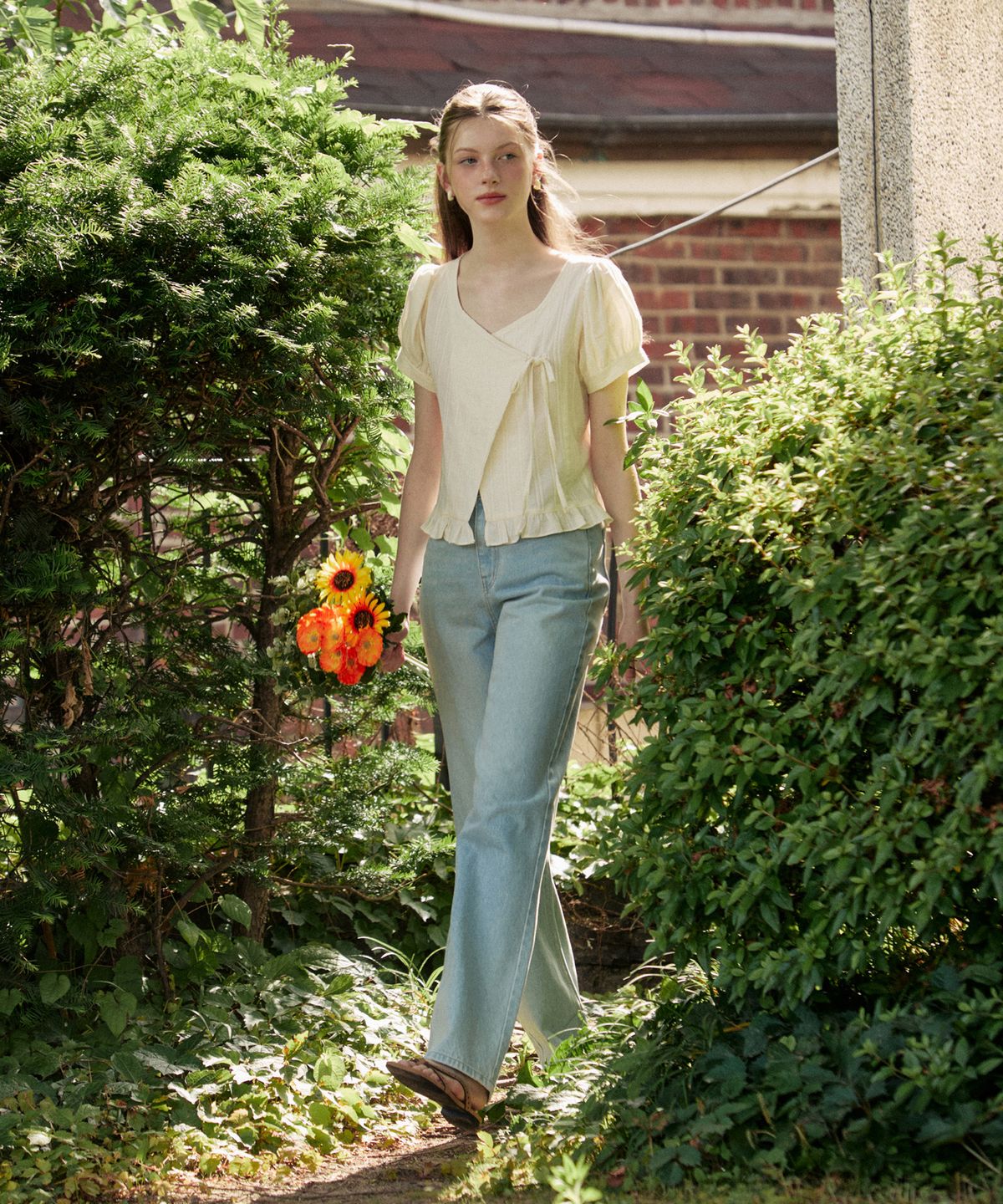 어다울(ADAUL) Jacquard lap frill blouse - cream