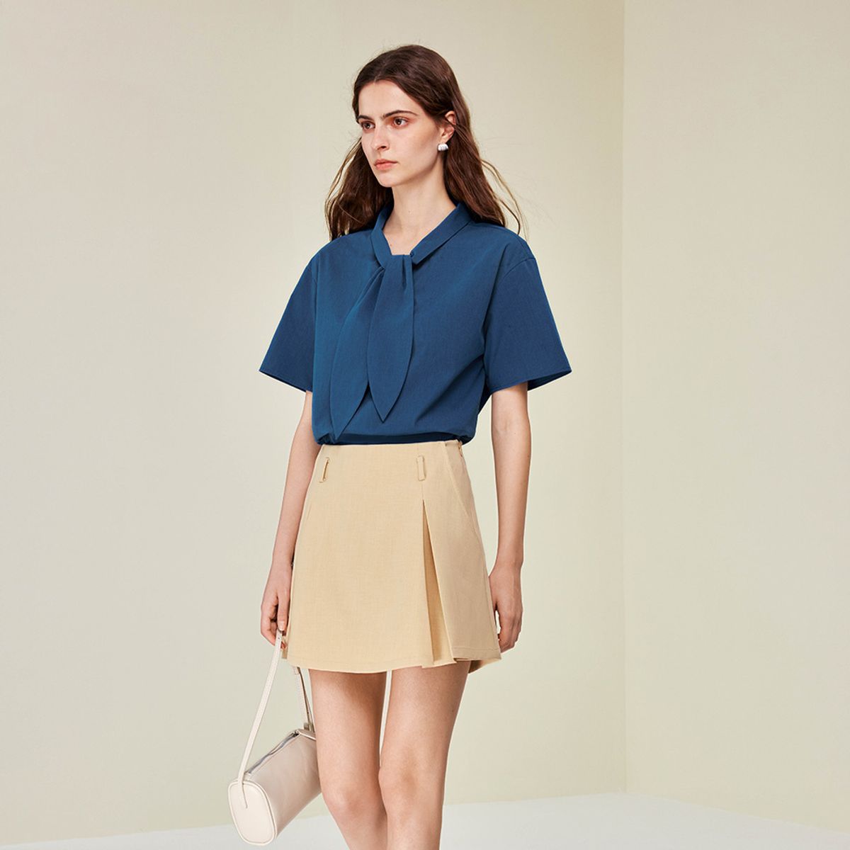와이와이아이엠(YYIAM) YY_Rabbit collar short blue blouse