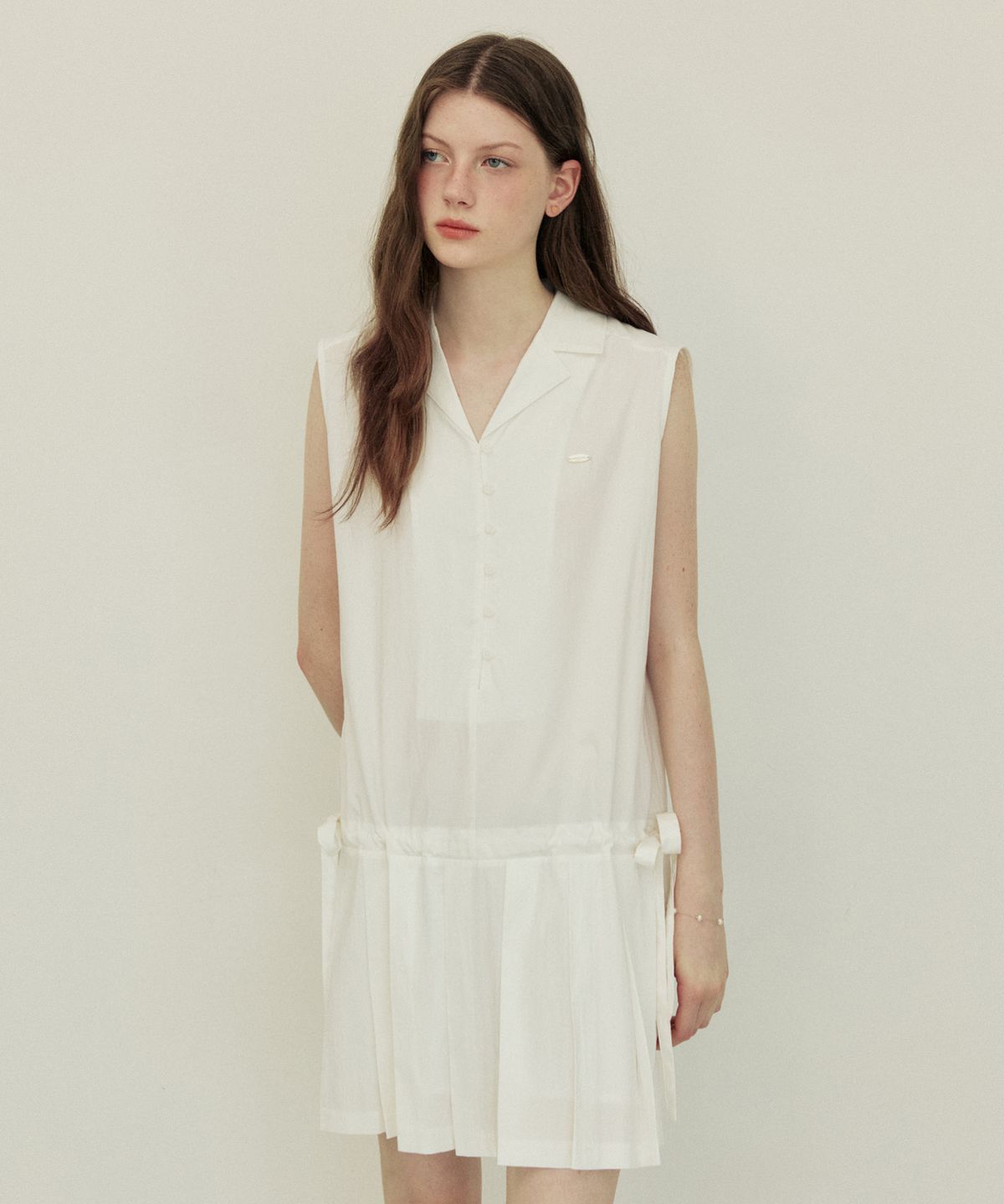 어다울(ADAUL) Sleeveless button pleats mini dress - white