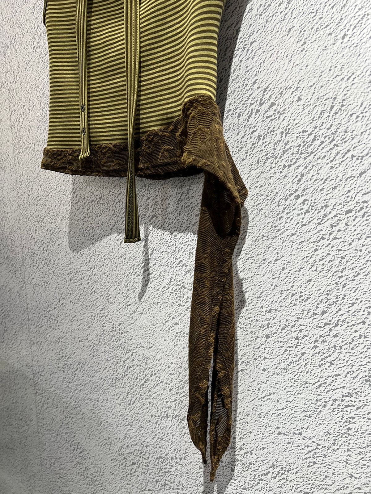 솜속(SOMSOC) SALLY STRIPE SCARF TOP_KHAKI
