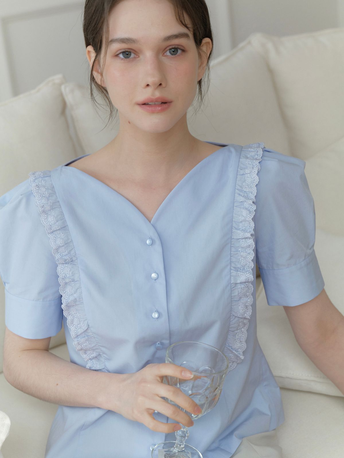 프롬데이모먼트(FROMDAYMOMENT) 제인 레이스 하트 블라우스_BLUE