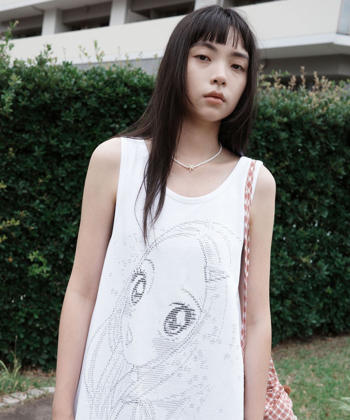 원더비지터(WONDERVISITOR) Ascii Heesu loose Sleeveless [White]