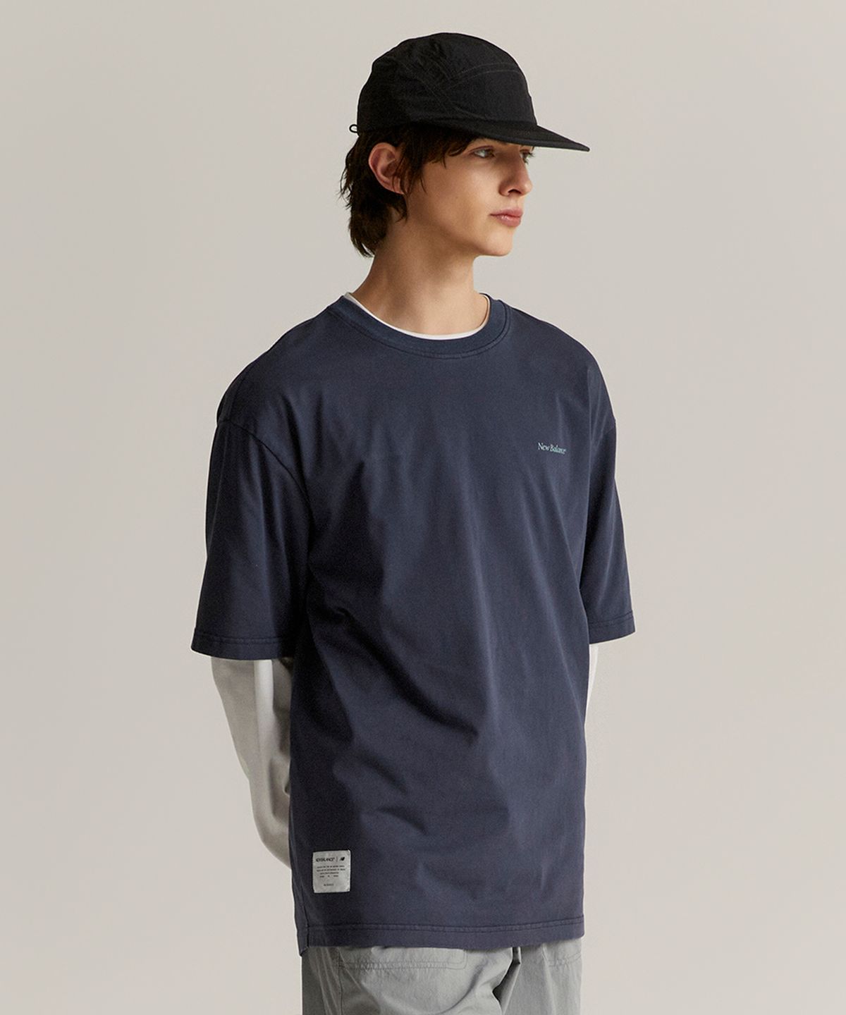 뉴발란스(NEW BALANCE) NBNEF31743 / UNI Ndurance 레터링 반팔티 (NAVY)
