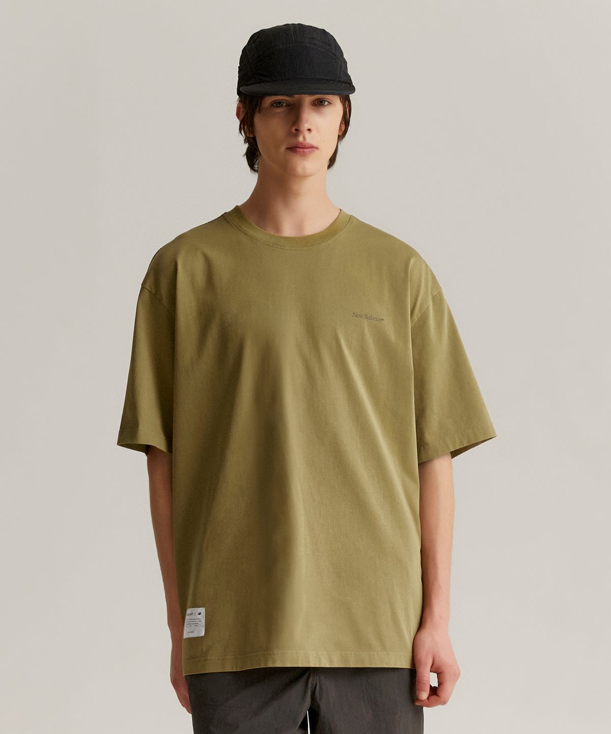 뉴발란스(NEW BALANCE) NBNEF31743 / UNI Ndurance 레터링 반팔티 (KHAKI)