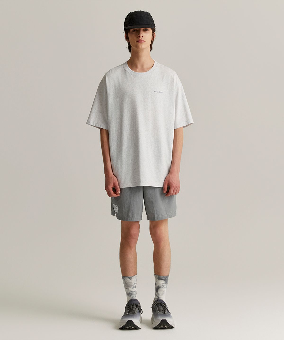 뉴발란스(NEW BALANCE) NBNEF31743 / UNI Ndurance 레터링 반팔티 (LIGHT GRAY)