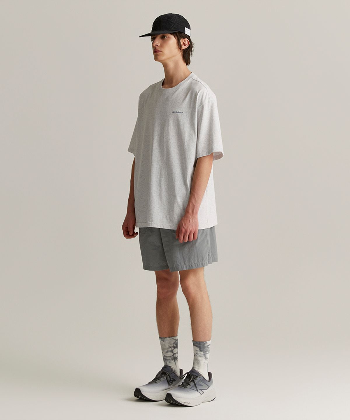 뉴발란스(NEW BALANCE) NBNEF31743 / UNI Ndurance 레터링 반팔티 (LIGHT GRAY)