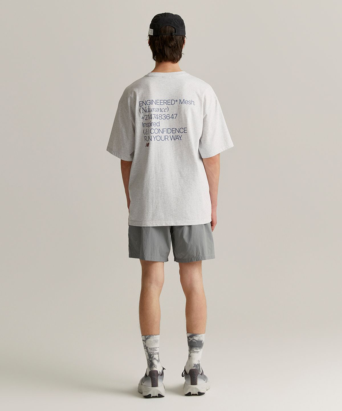 뉴발란스(NEW BALANCE) NBNEF31743 / UNI Ndurance 레터링 반팔티 (LIGHT GRAY)