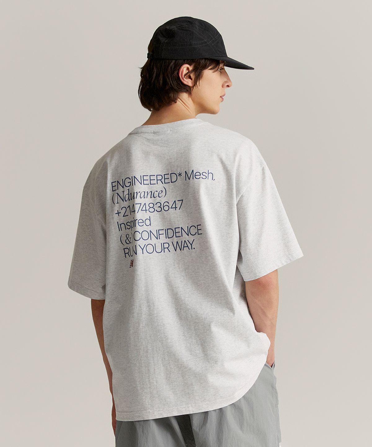 뉴발란스(NEW BALANCE) NBNEF31743 / UNI Ndurance 레터링 반팔티 (LIGHT GRAY)