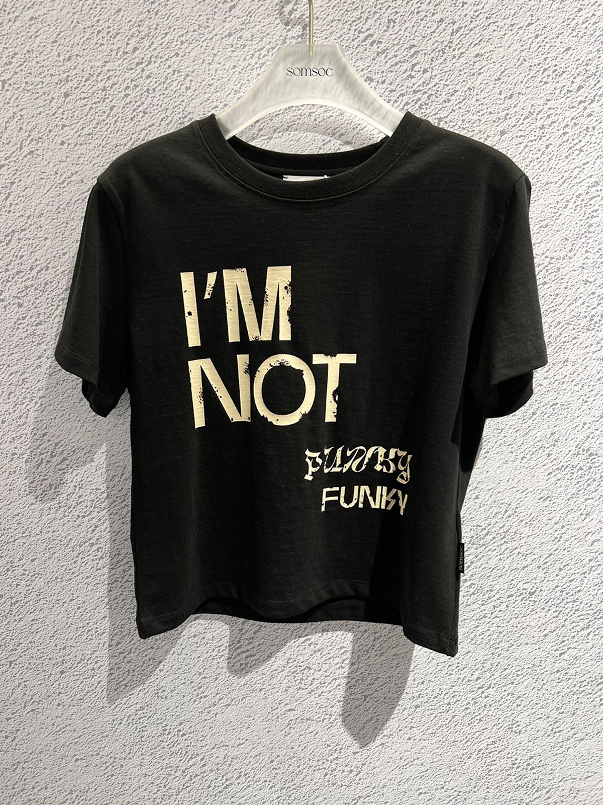 솜속(SOMSOC) PUNKY SLOGAN CROP TOP_BLACK