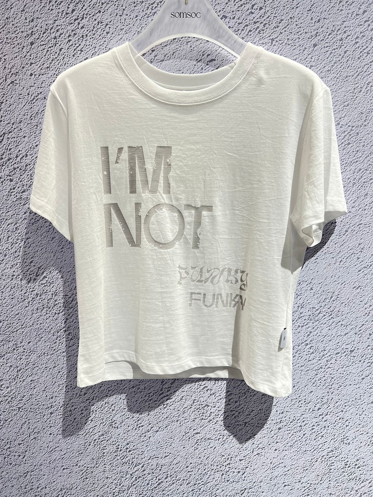 솜속(SOMSOC) PUNKY SLOGAN CROP TOP_WHITE