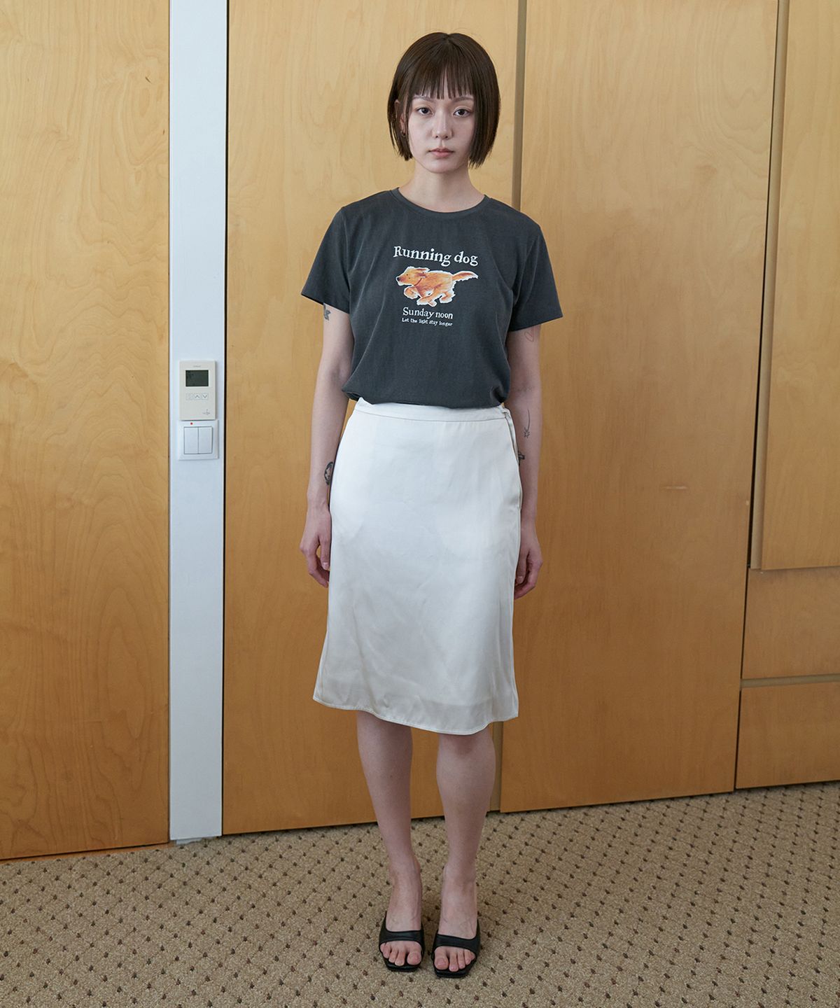 스텝어라운드(STEP AROUND) Running dog print T-shirts_CHARCOAL