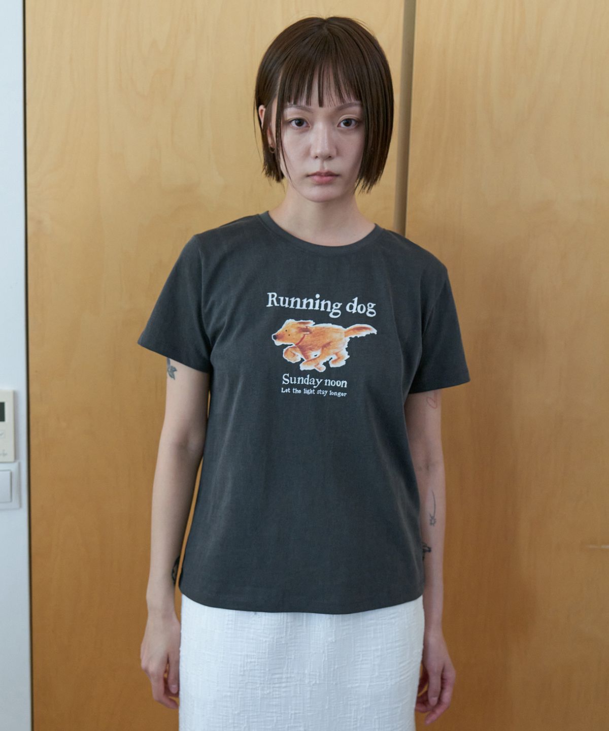 스텝어라운드(STEP AROUND) Running dog print T-shirts_CHARCOAL