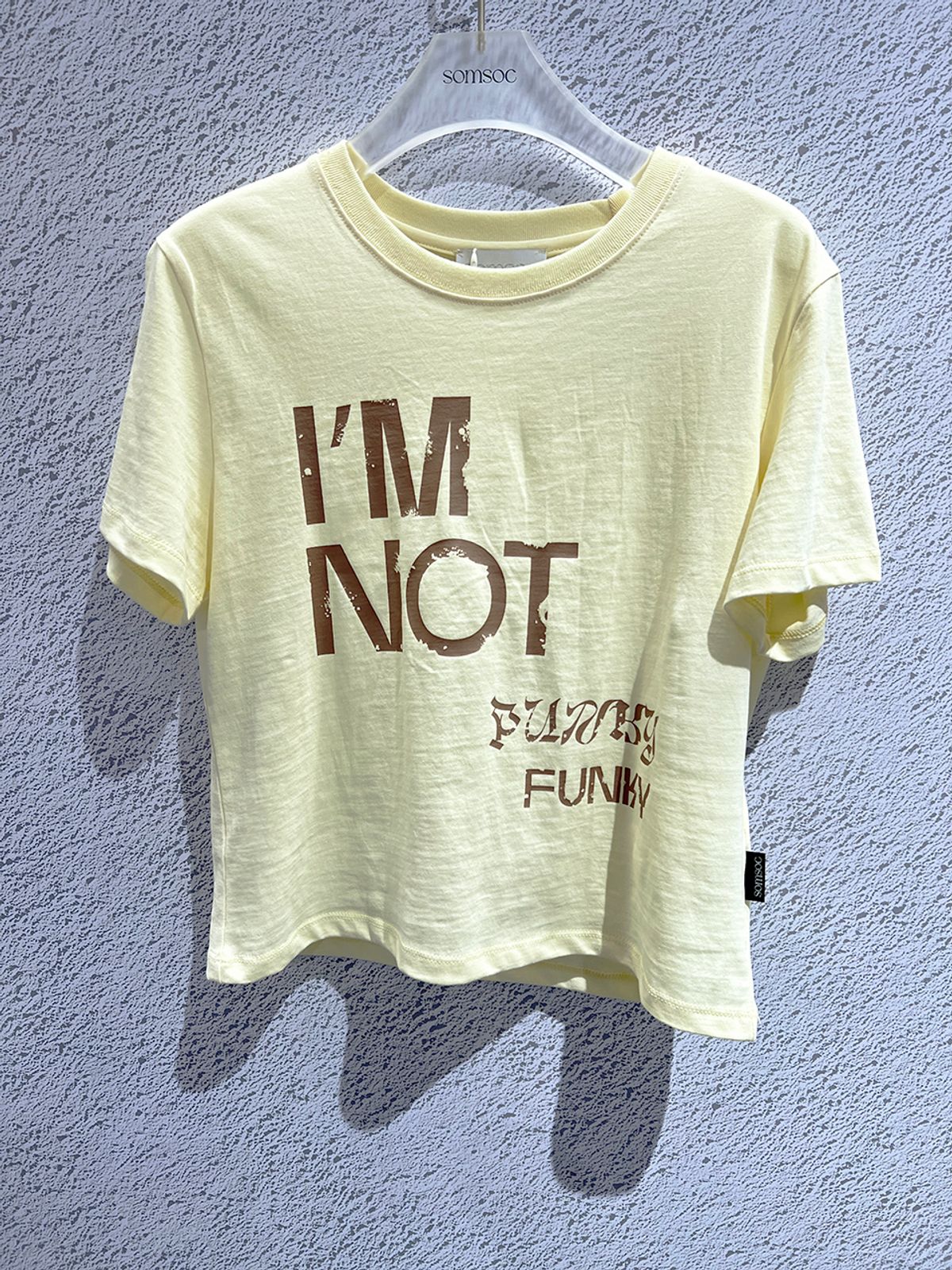 솜속(SOMSOC) PUNKY SLOGAN CROP TOP_LEMON