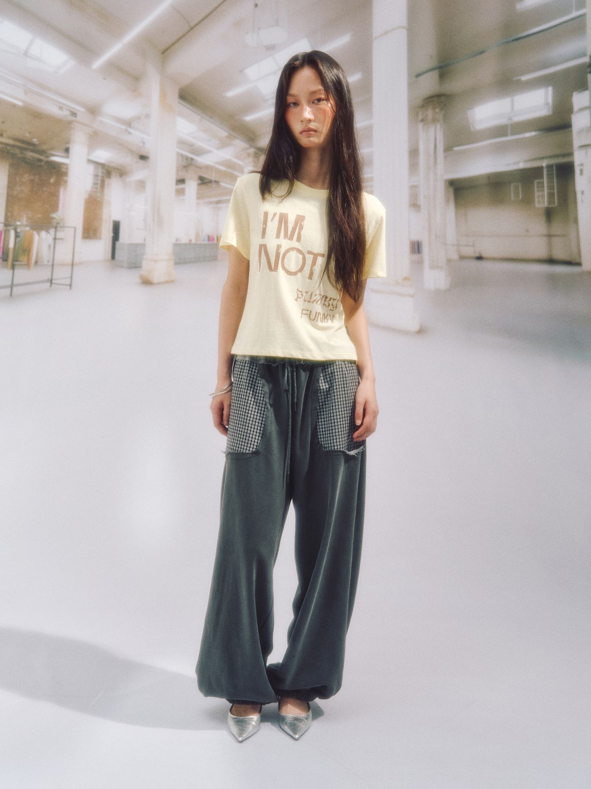 솜속(SOMSOC) PUNKY SLOGAN CROP TOP_LEMON