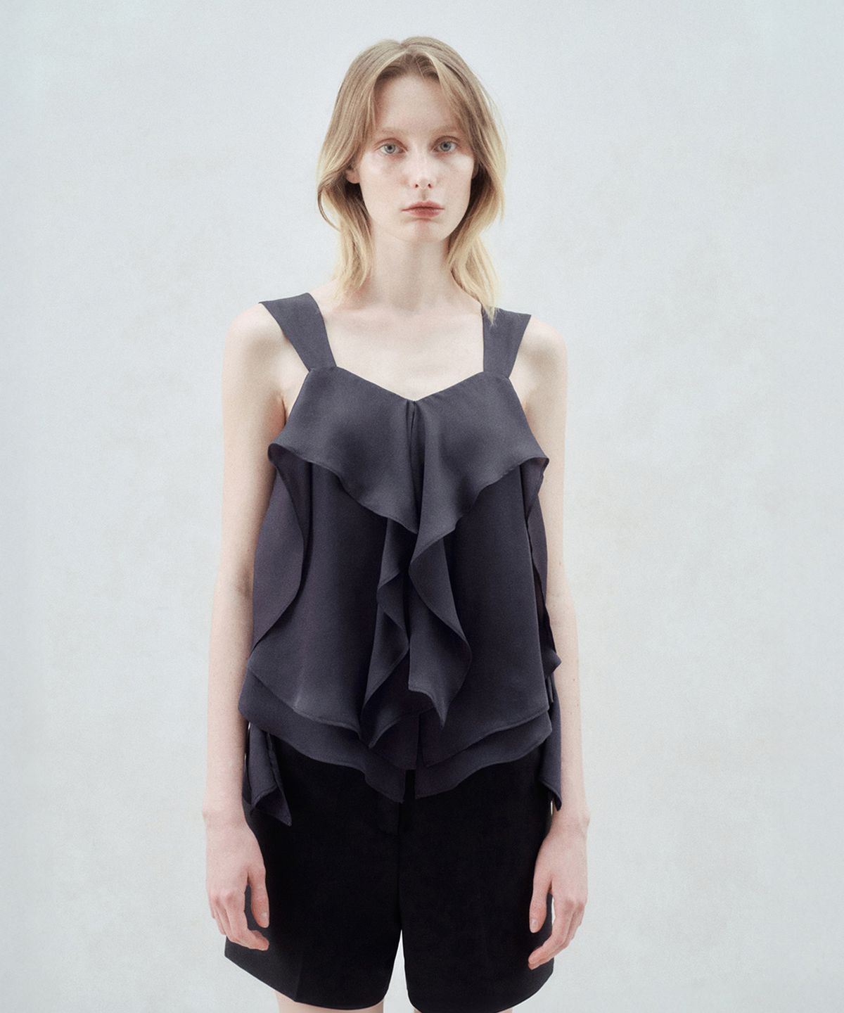 리이(RE RHEE) SILKY RUFFLE SLEEVELESS BLOUSE