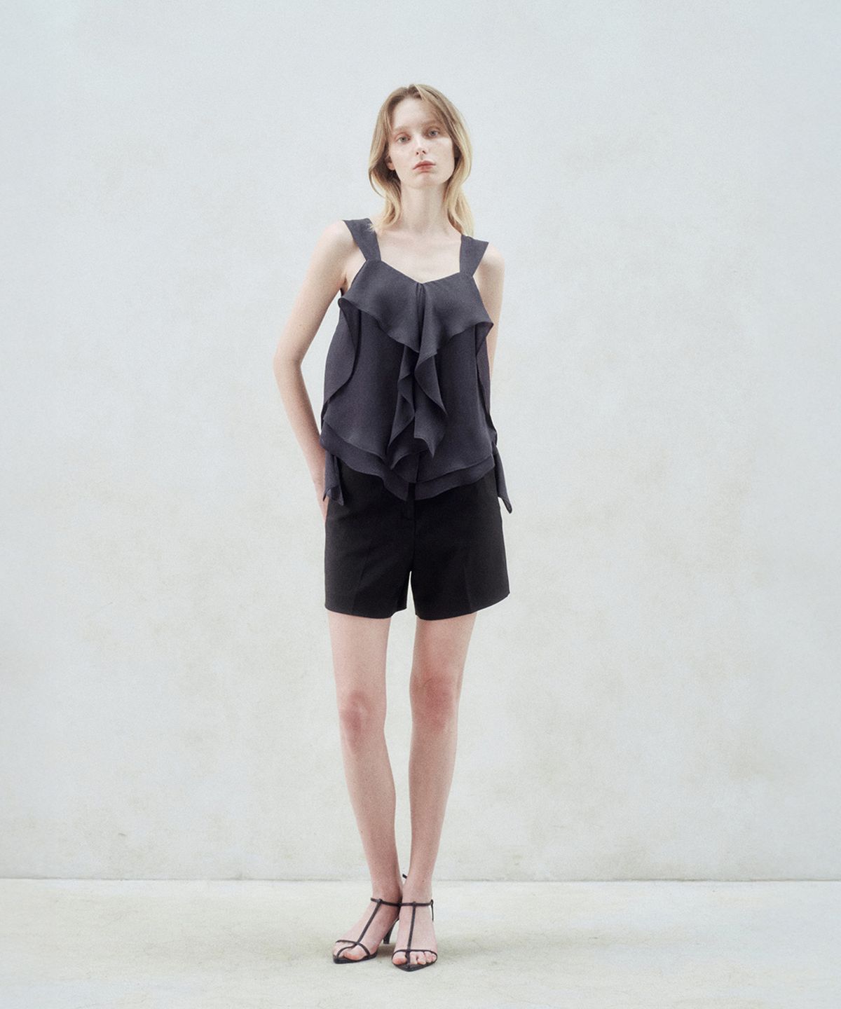 리이(RE RHEE) SILKY RUFFLE SLEEVELESS BLOUSE
