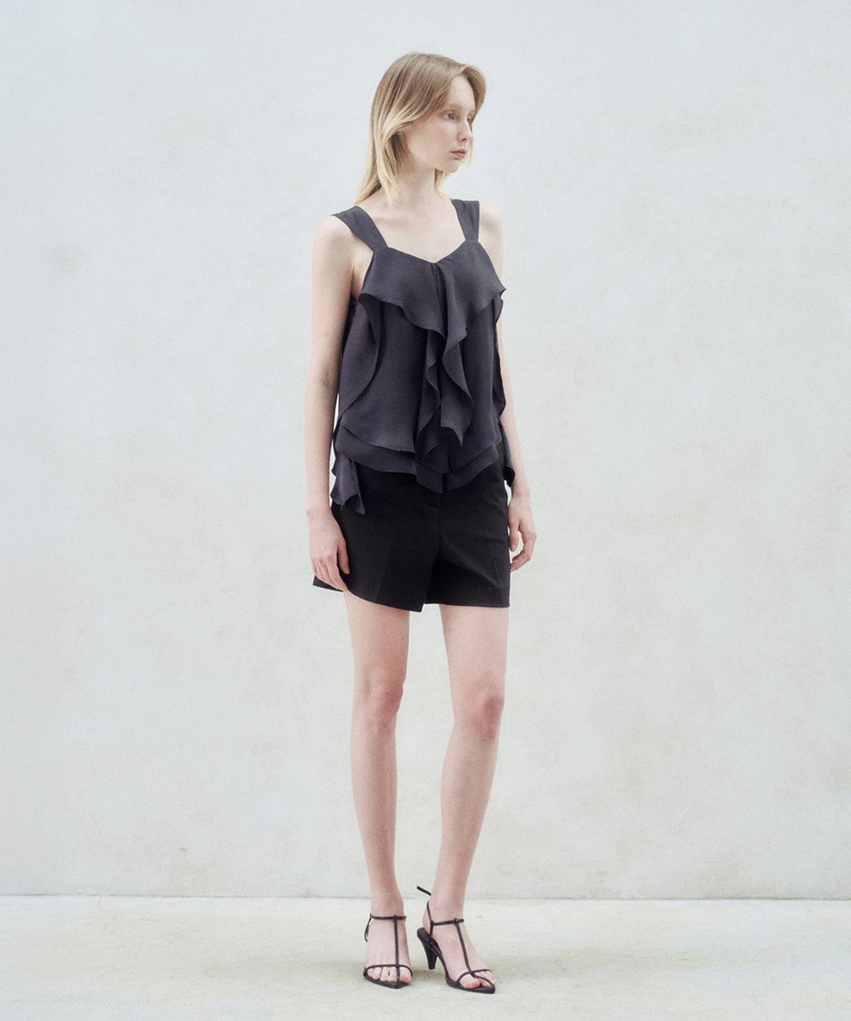 리이(RE RHEE) SILKY RUFFLE SLEEVELESS BLOUSE