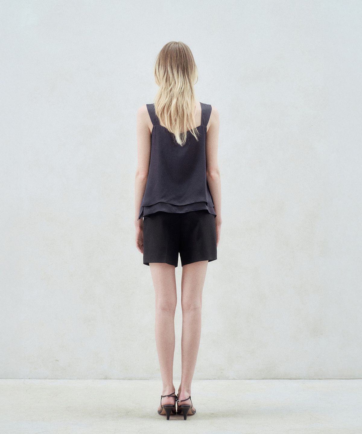 리이(RE RHEE) SILKY RUFFLE SLEEVELESS BLOUSE