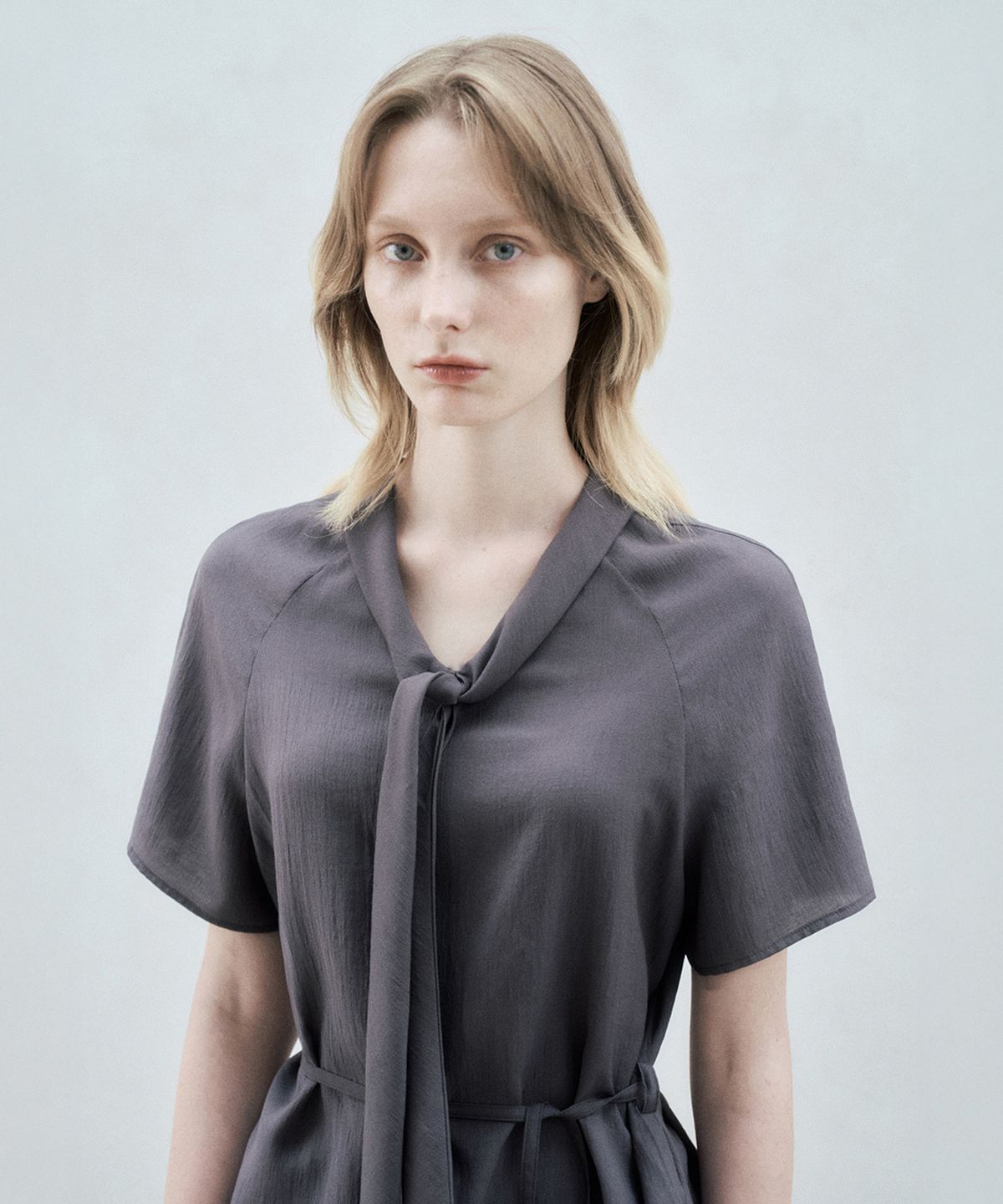 리이(RE RHEE) FRONT-BACK REVERSIBLE TIE BLOUSE CHARCOAL