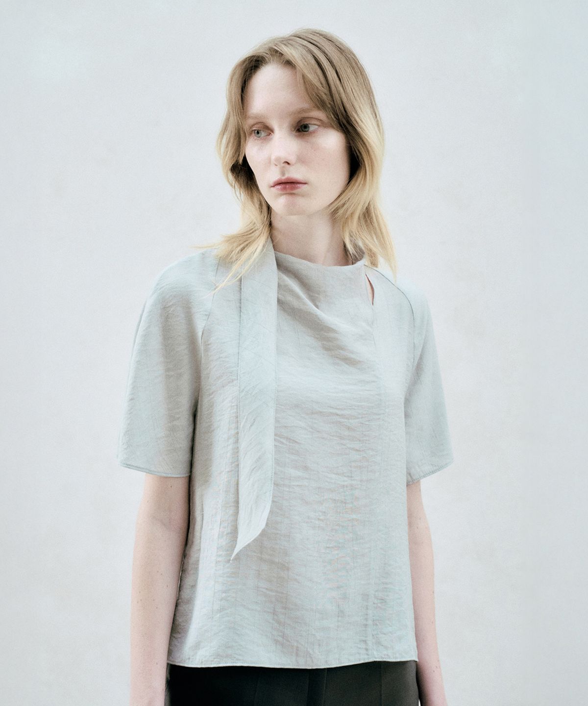 리이(RE RHEE) SLIT NECK TIE BLOUSE LIGHT GRAY