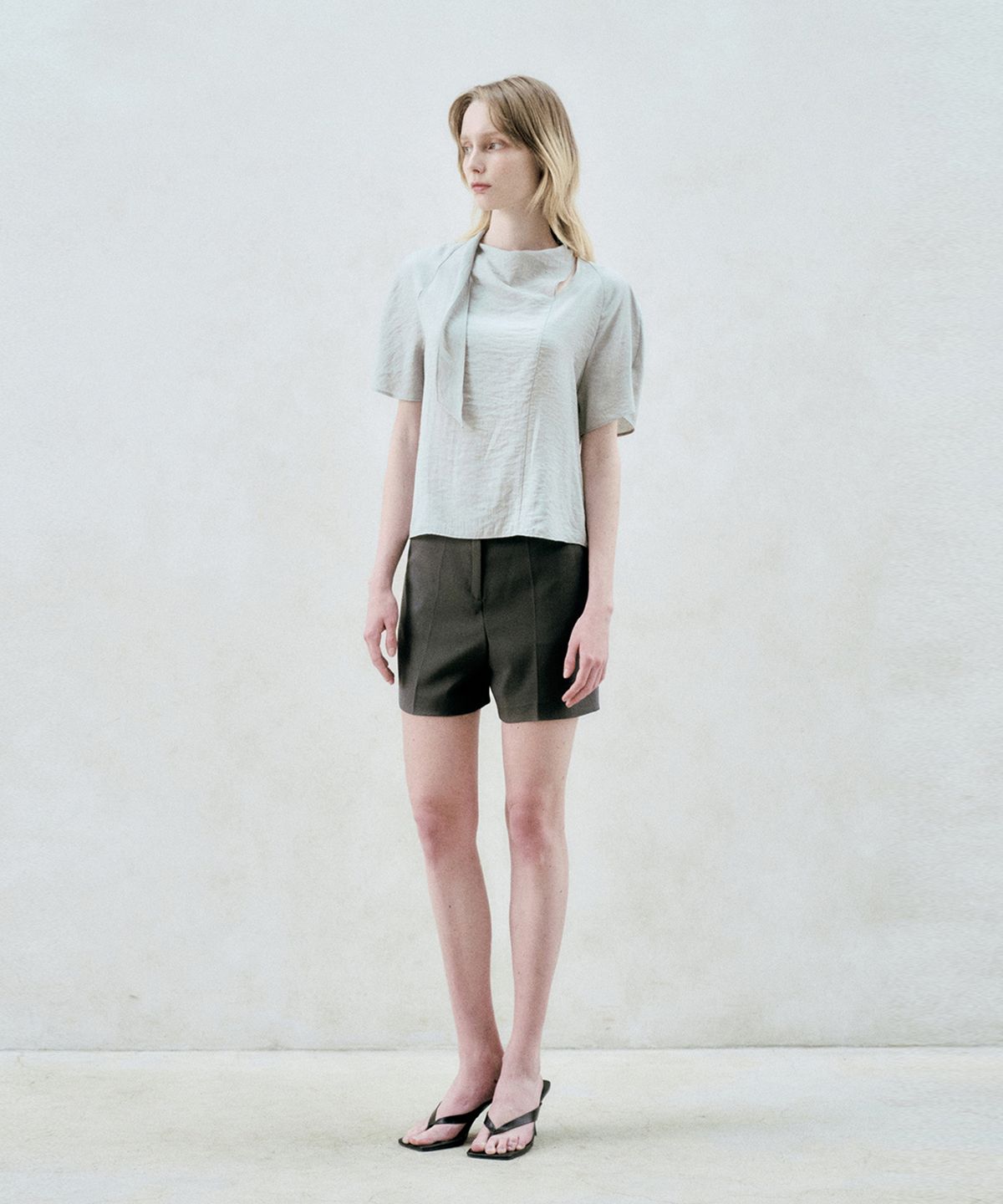 리이(RE RHEE) SLIT NECK TIE BLOUSE LIGHT GRAY