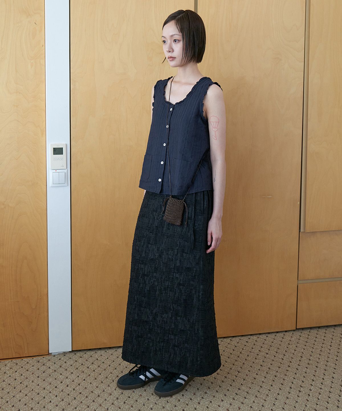 스텝어라운드(STEP AROUND) Ruffle pocket crop blouse_NAVY
