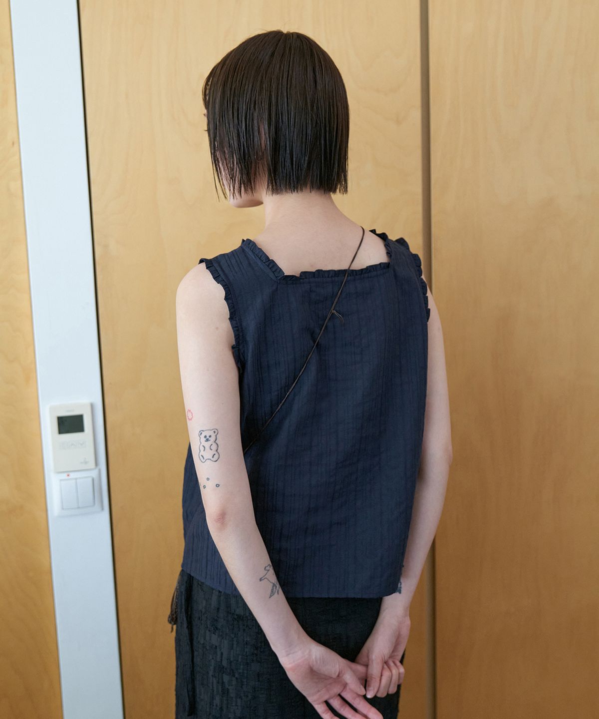스텝어라운드(STEP AROUND) Ruffle pocket crop blouse_NAVY