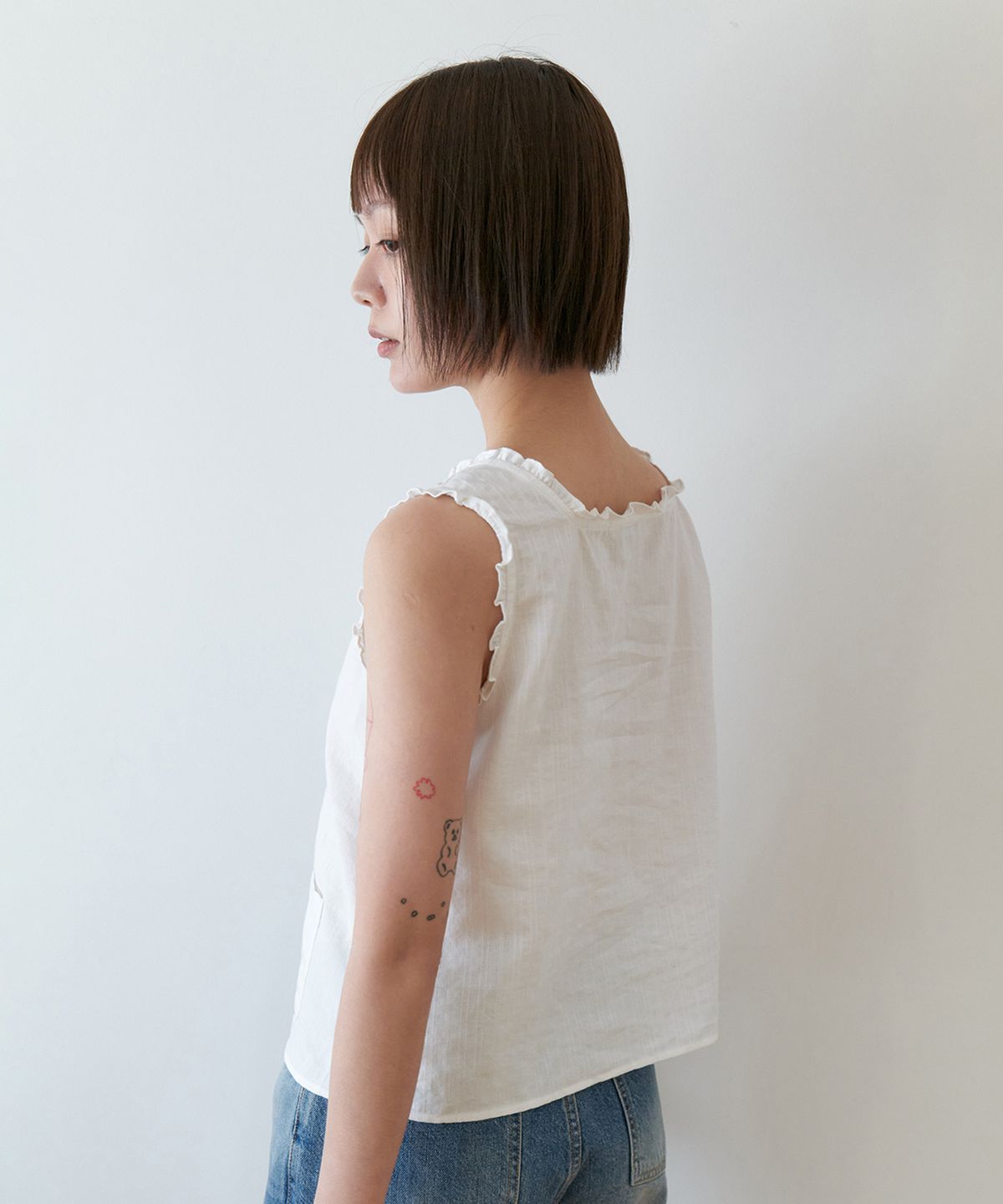 스텝어라운드(STEP AROUND) Ruffle pocket crop blouse_WHITE