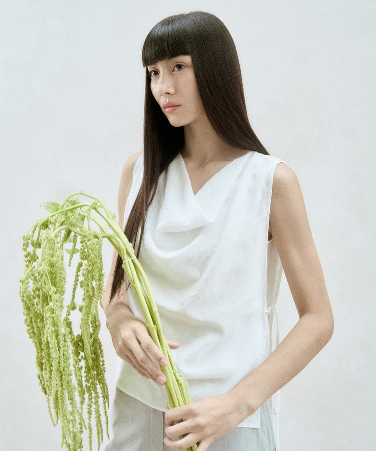 리이(RE RHEE) DRAPED NECK SLEEVELESS BLOUSE
