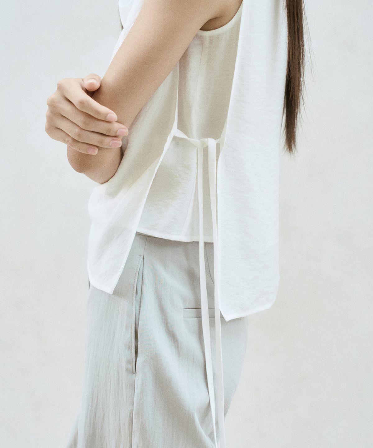 리이(RE RHEE) DRAPED NECK SLEEVELESS BLOUSE