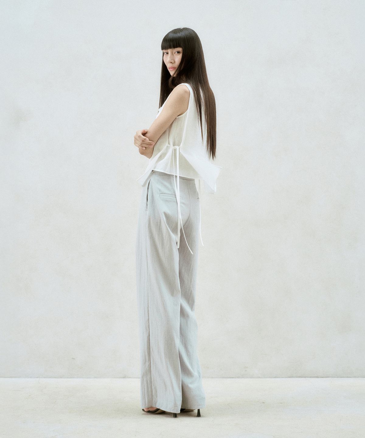 리이(RE RHEE) DRAPED NECK SLEEVELESS BLOUSE
