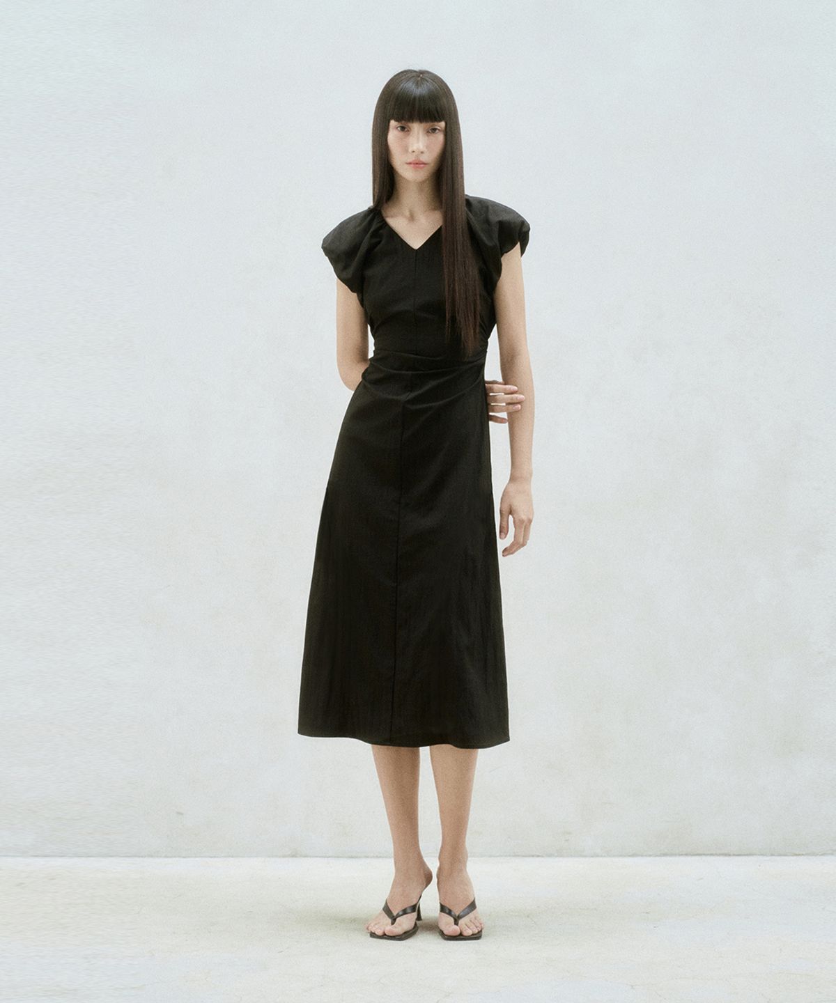 리이(RE RHEE) SLIT BACK PUFF SLEEVE MIDI DRESS