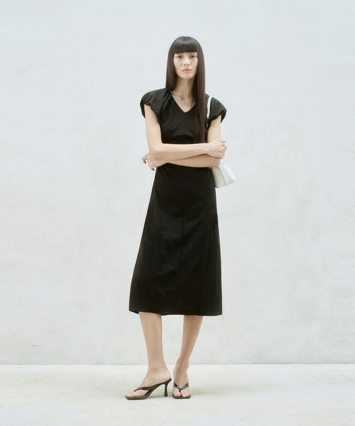 리이(RE RHEE) SLIT BACK PUFF SLEEVE MIDI DRESS