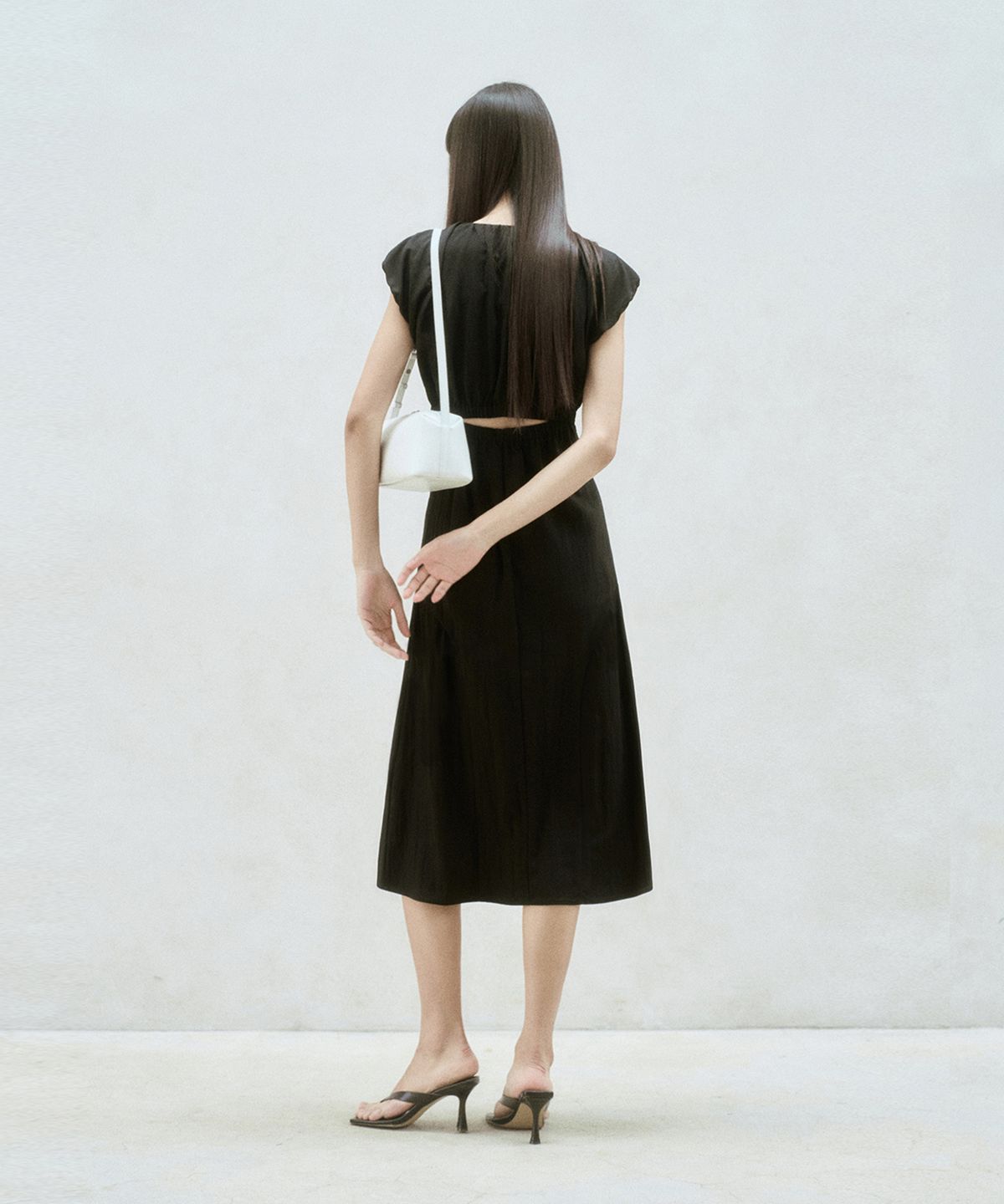 리이(RE RHEE) SLIT BACK PUFF SLEEVE MIDI DRESS