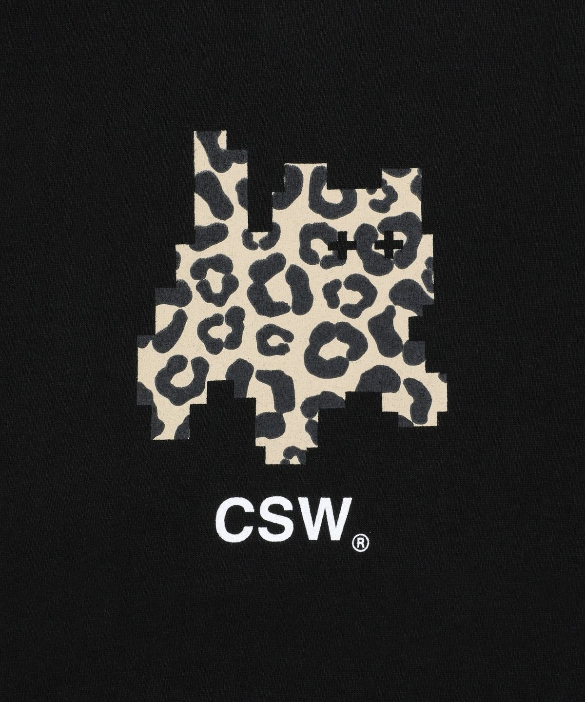 캣세이브더월드(CATSAVETHEWORLD) 사바 레오파드 픽셀 아트 로고 반팔 티
