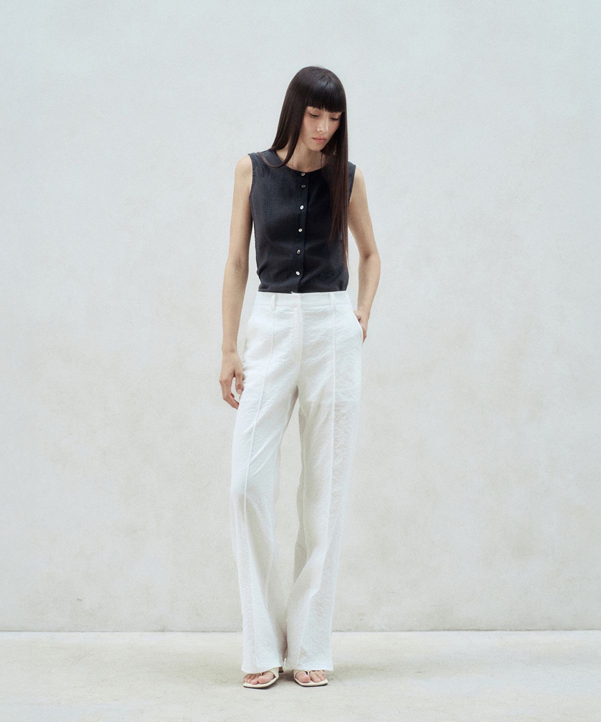리이(RE RHEE) DRAPED SCARF SLEEVELESS BLOUSE CHARCOAL GRAY