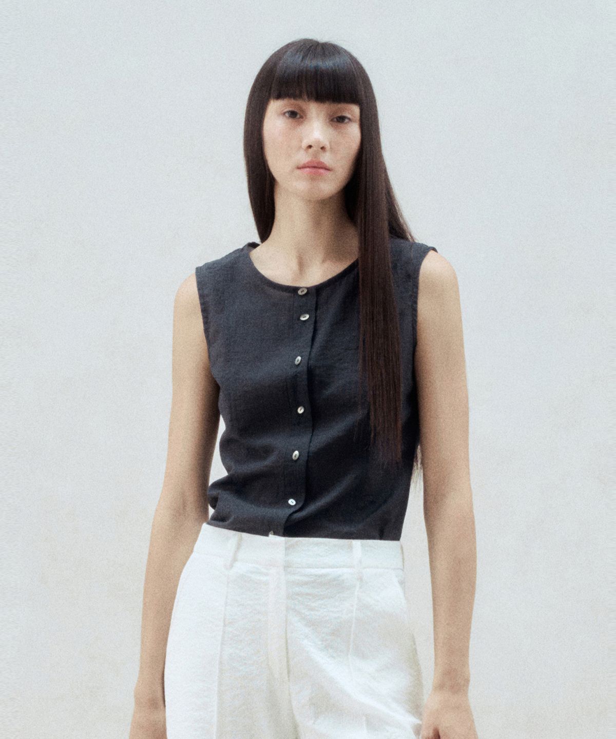 리이(RE RHEE) DRAPED SCARF SLEEVELESS BLOUSE CHARCOAL GRAY