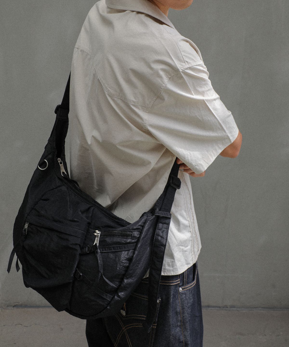 이우가마카라스(IUGAMAKARAS) Nylon Strap Hobo Bag (Black)