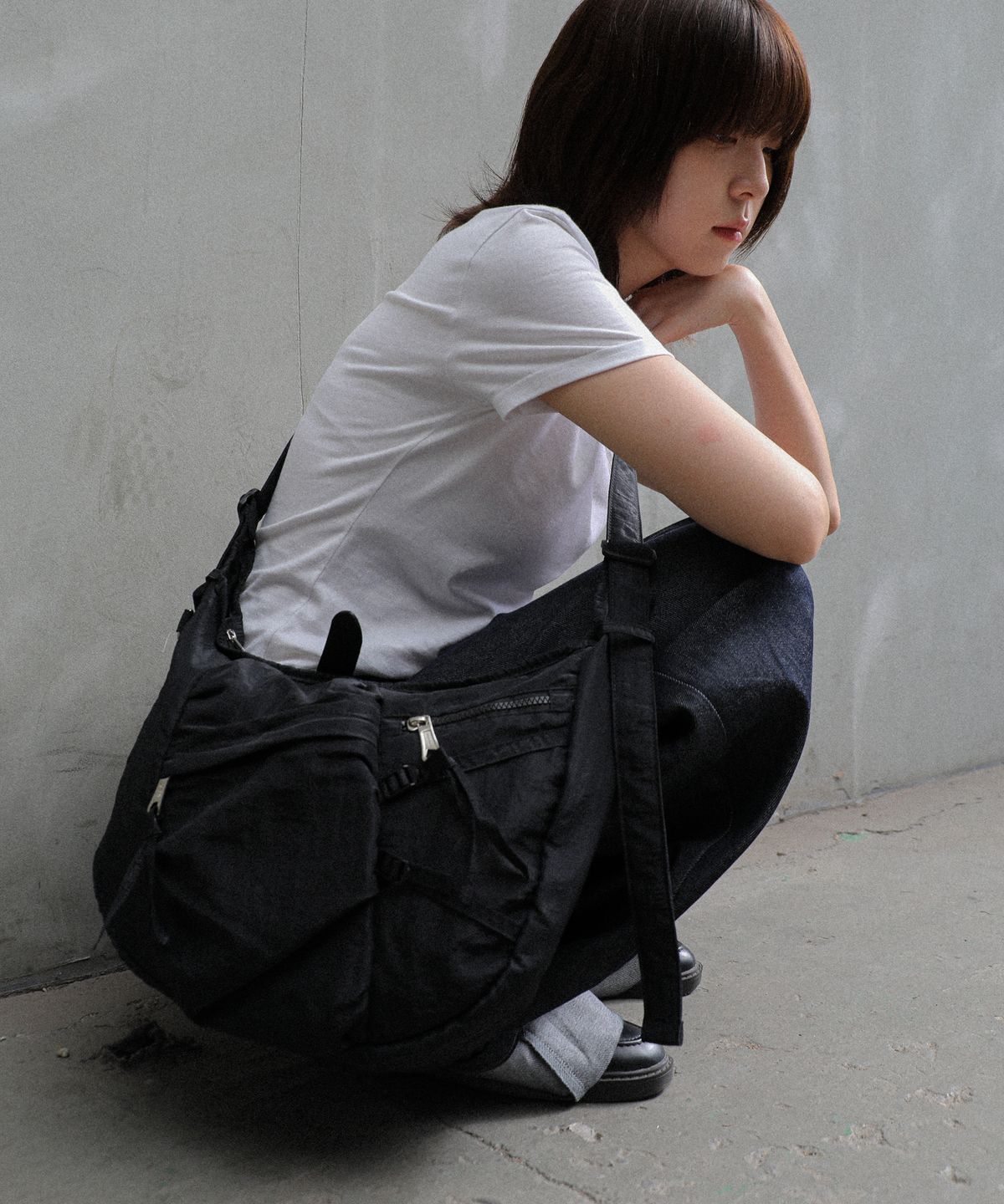 이우가마카라스(IUGAMAKARAS) Nylon Strap Hobo Bag (Black)