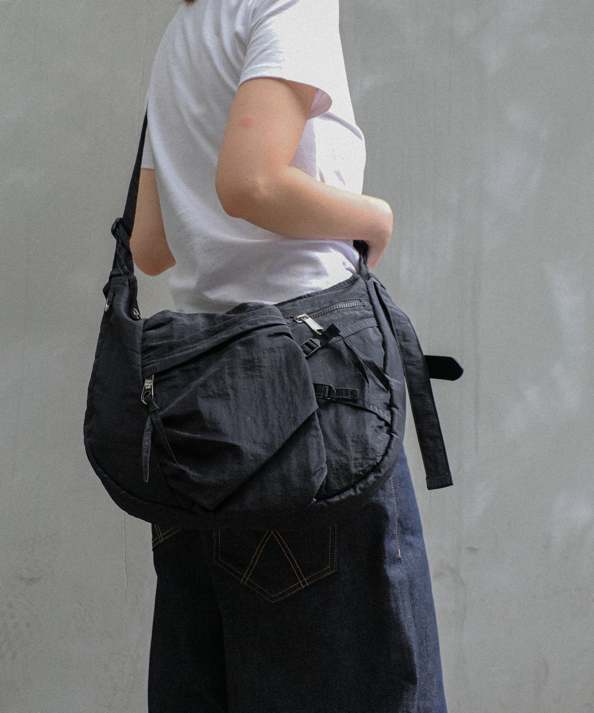 이우가마카라스(IUGAMAKARAS) Nylon Strap Hobo Bag (Black)