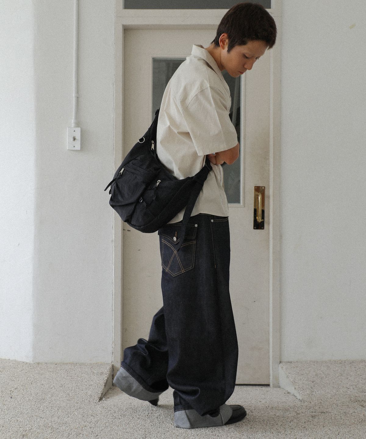 이우가마카라스(IUGAMAKARAS) Nylon Strap Hobo Bag (Black)
