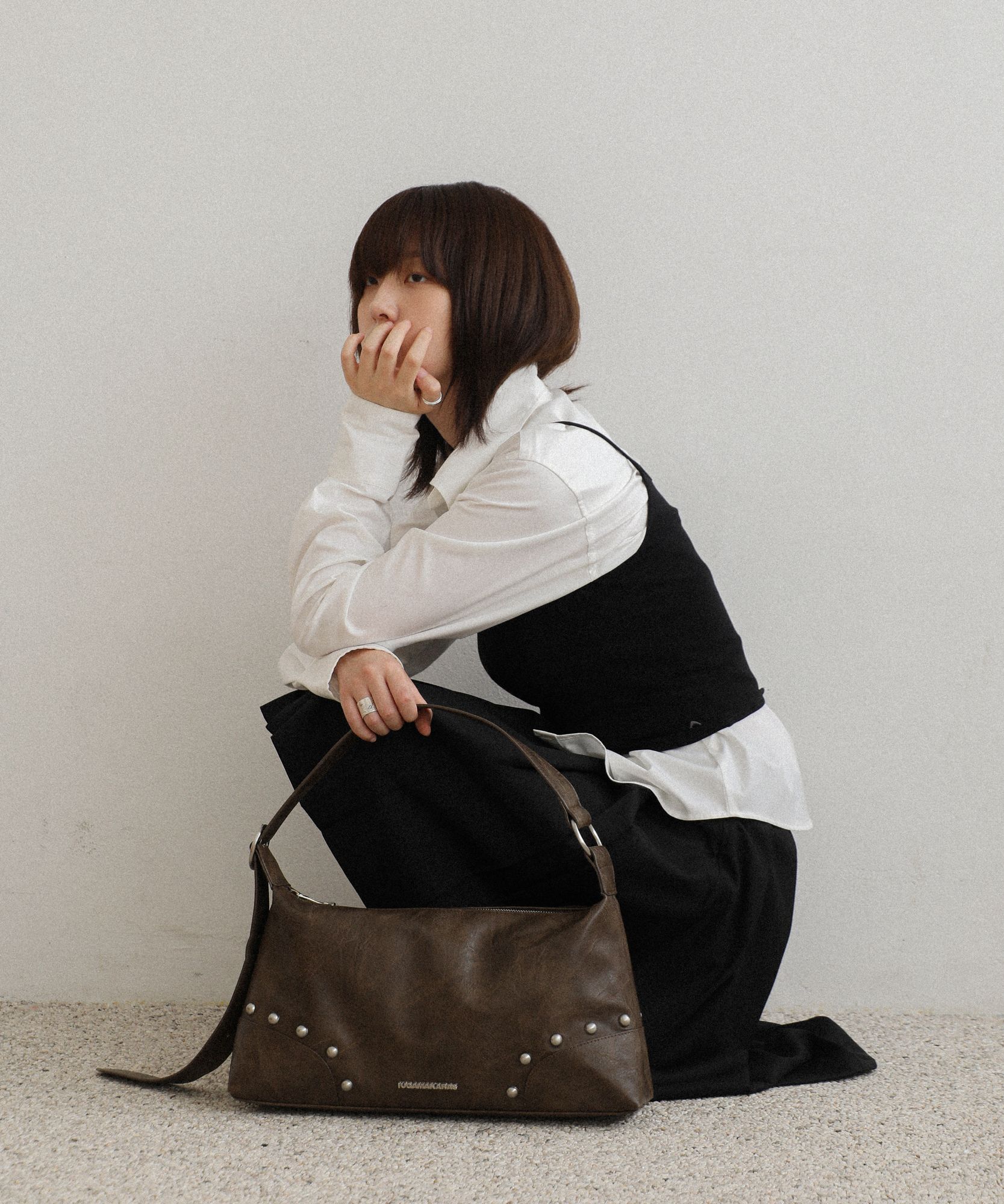 【IUGAMAKARAS】バッグ 人気 Studded Hobo Bag 2色 追跡あり MUSINSA | IUGAMAKARAS Studded Hobo Bag (Black)