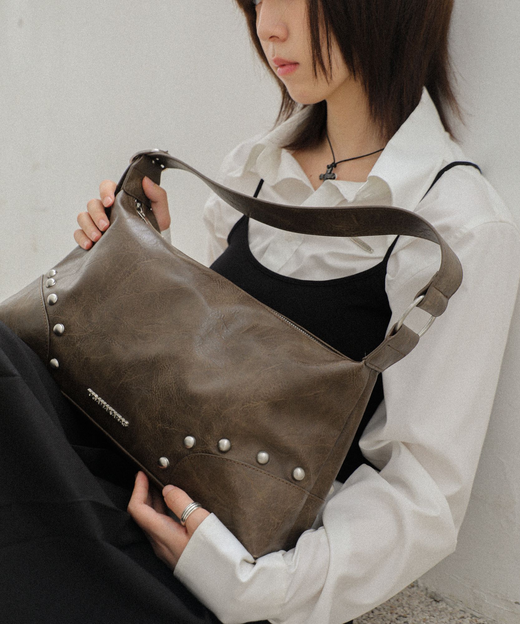 韓国商品/IUGAMAKARAS Studded Hobo Bag MUSINSA | IUGAMAKARAS Studded Hobo Bag (Brown)