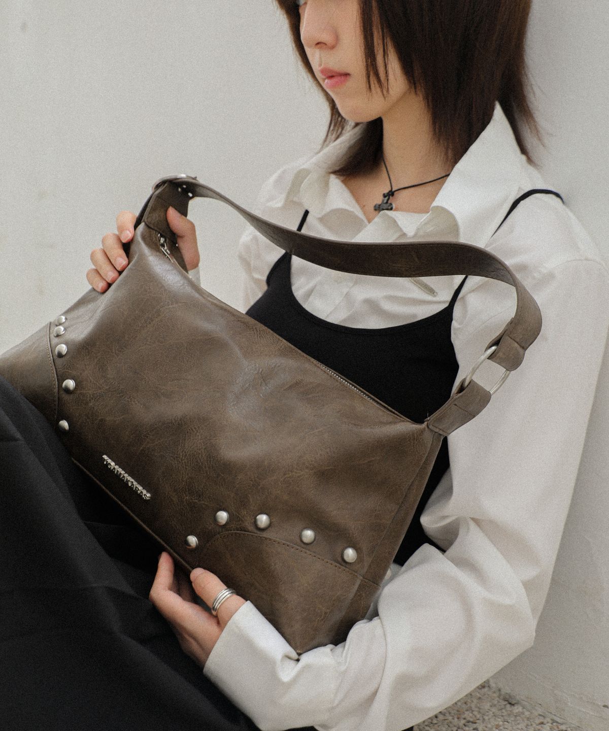 이우가마카라스(IUGAMAKARAS) Studded Hobo Bag (Brown)