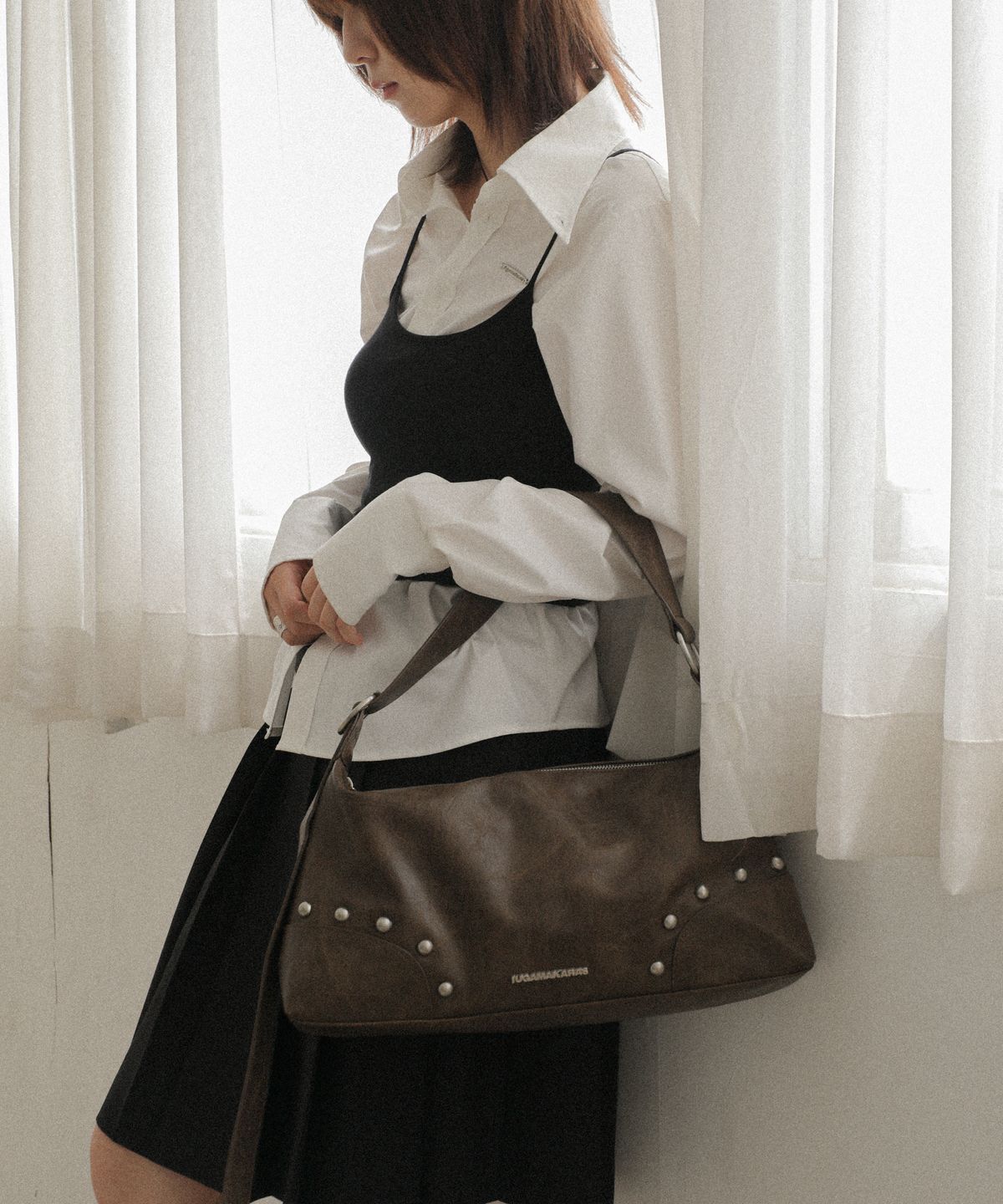 이우가마카라스(IUGAMAKARAS) Studded Hobo Bag (Brown)