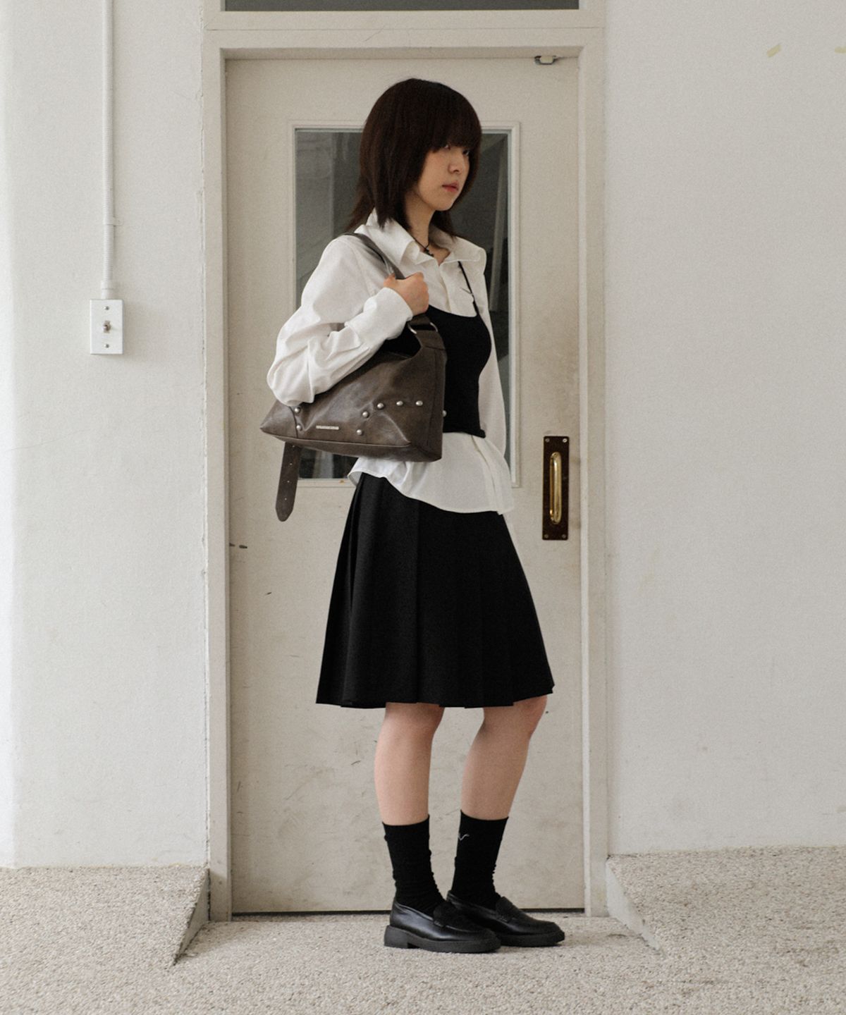 이우가마카라스(IUGAMAKARAS) Studded Hobo Bag (Brown)