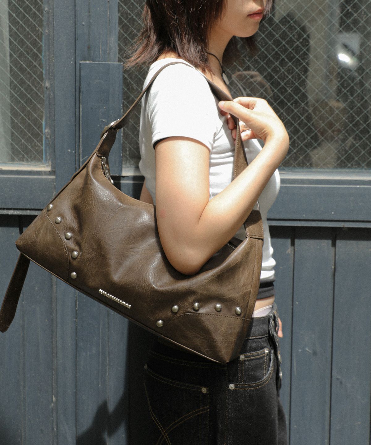 이우가마카라스(IUGAMAKARAS) Studded Hobo Bag (Brown)